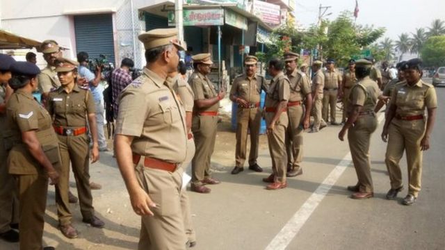 திருப்பூரில் பெண்ணைத் தாக்கிய காவல்துறை அதிகாரி மீது நடவடிக்கை எடுக்கக் கோரி போராட்டம்