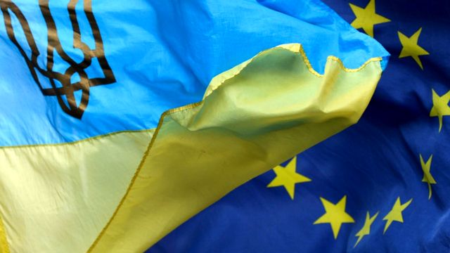 علم أوكرانيا مع علم الاتحاد الأوروبي