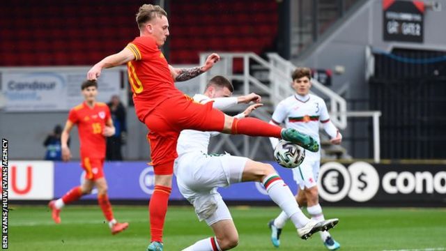 Isaak Davies: Cardiff City youngster has watched Huddersfield winner '1,000  times' - BBC Sport