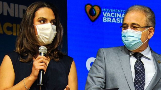 Luana Araújo ao lado do ministro Marcelo Queiroga, em evento de 12 de maio