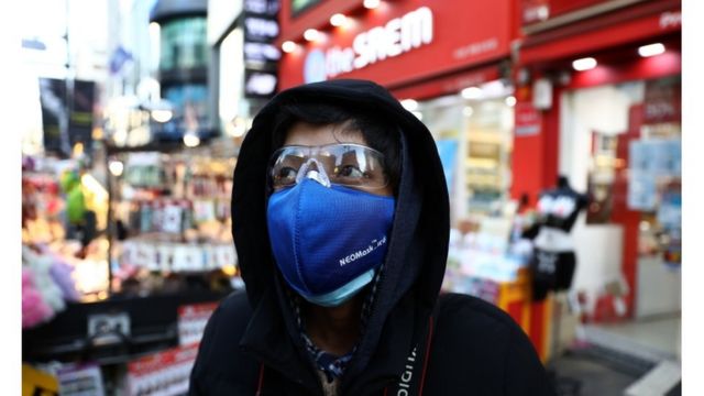 человек в маске в торговом центре Сеула