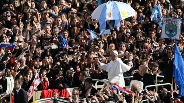 Em foto de 2013, Francisco chega à Praça São Pedro para sua primeira missa como papa