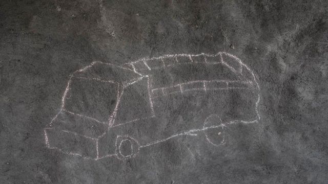 Crtež kamiona krasi zid od blata u skloništu u logoru Palorinia