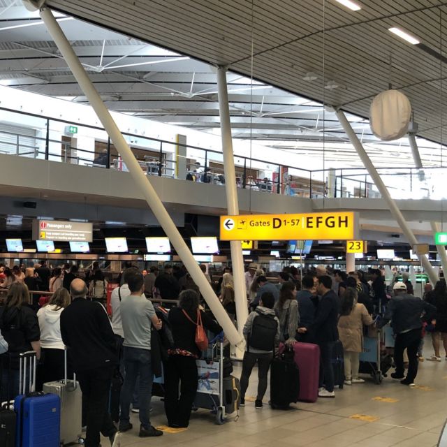 Pasajeros haciendo fila en el aeropuerto Schiphol de Amsterdam