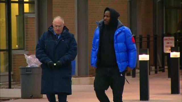 R Kelly (iburyo) yagaragaye ava muri gereza ku wa mbere nijoro nyuma yo gutanga ingurane