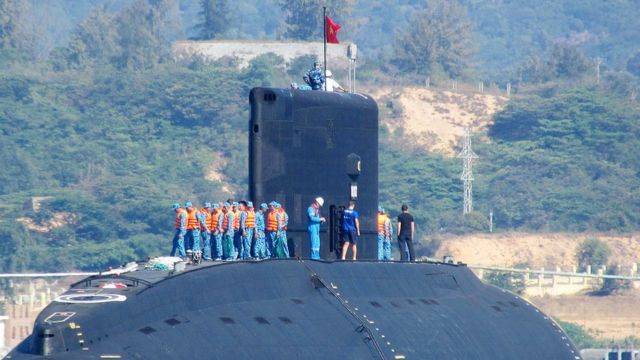 Pe 3 ianuarie 2014, primul submarin al Marinei din Vietnam, clasa Kilometru 636 (C), denumit „Hanoi”, a fost lansat în mare în Golful Cam Ranh, centrul Vietnamului, de către transportatorul olandez Roll Dock Sea.