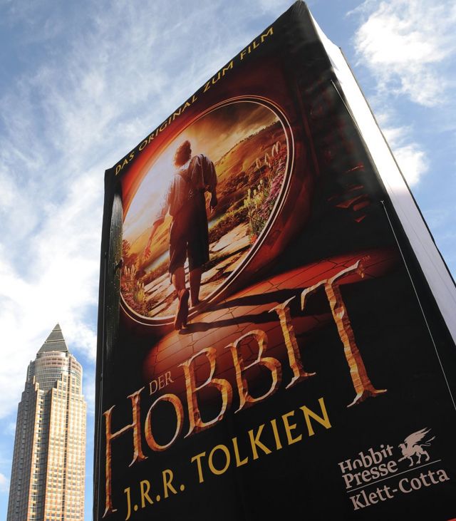 Publicidad con enorme libro de "El Hobbit"