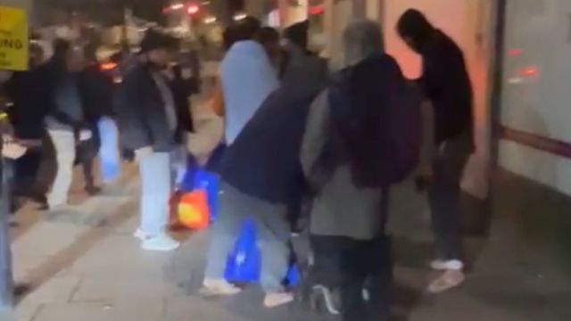 El grupo de migrantes porta bolsas de plástico azules con sus escasas pertenencias.