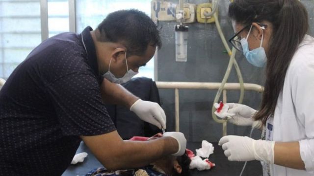 घाइतेको उपचारमा स्वास्थ्यकर्मी।