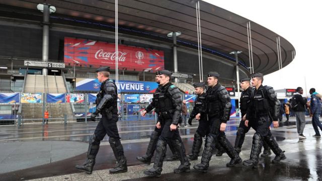 Polícia no Stade de France, em Paris