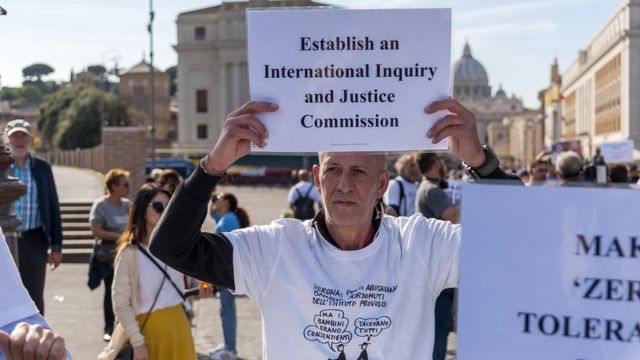 Manifestante protesta em apoio às vítimas de padres pedófilos, nas proximidades do Vaticano, em 3 de outubro de 2018