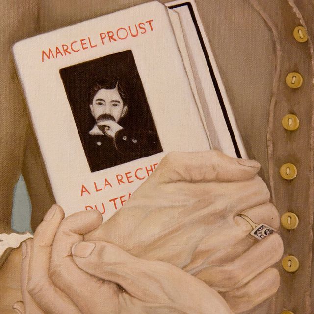 Manos de mujer agarrando el libro de Proust