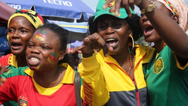 C'est le quartier de la gare routière de Libreville que l'on peut acheter de nombreux produits dérivés liés au football. Les femmes y sont très actives