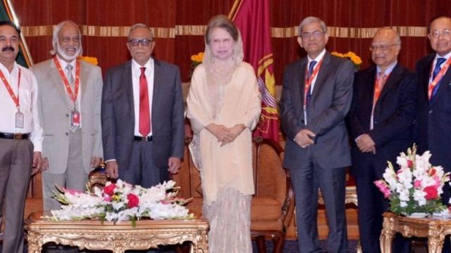 রাষ্ট্রপতি আবদুল হামিদের সাথে খালেদা জিয়া ও বিএনপির অন্যান্য নেতারা