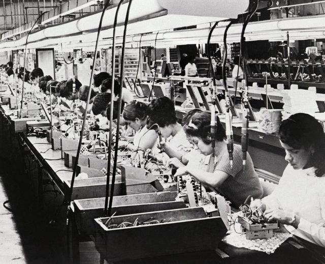 Un grupo de mujeres trabaja en una fábrica de relojes eléctricos en San Juan, Puerto Rico, en 1970.