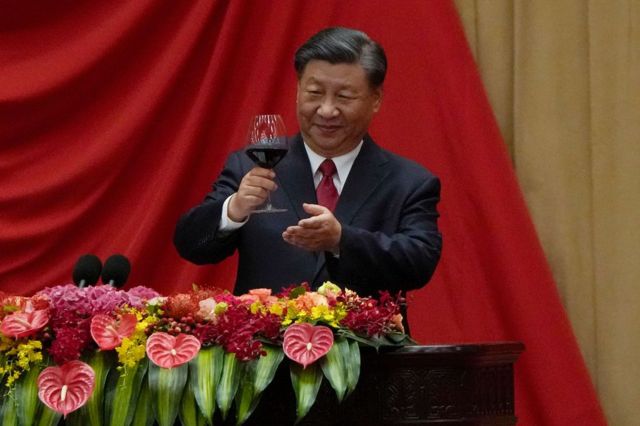 Xi Jinping bridando con vino