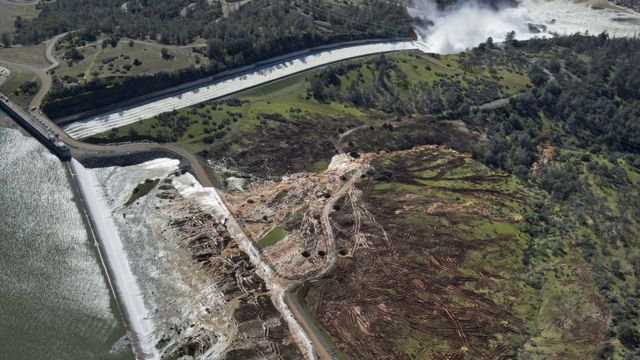Oroville bəndinin 50 illik tarixində ilk dəfədir ki, fövqəladə daşqın kanalı istifadə edilib.