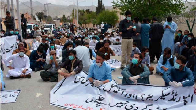 Young doctors protest in Quetta: Police try to arrest Assistant Commissioner on doctor's protest in Quetta (Roz Dunya News) Young doctors protest in Quetta: Police try to arrest Assistant Commissioner on doctor's protest in Quetta (Roz Dunya News)