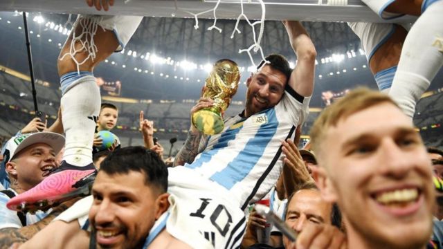 18 ديسمبر: احتفل الأرجنتيني ليونيل ميسي بكأس العالم بعد فوز الفريق على فرنسا في ملعب لوسيل (تصوير ديفيد راموس)