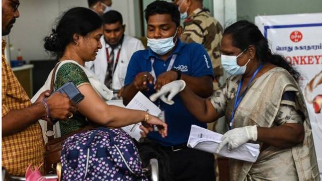 موظفون من وزارة الصحة في الهند يجرون فحوصاً في المطار الدولي بتشيناي على المسافرين القادمين من خارج البلاد بحثاً عن أعراض لجدري القرود.