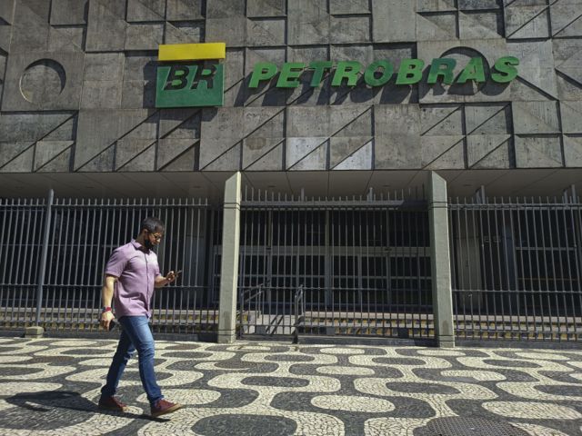 Homem caminhando em frente ao prédio da Petrobras, no Rio de Janeiro