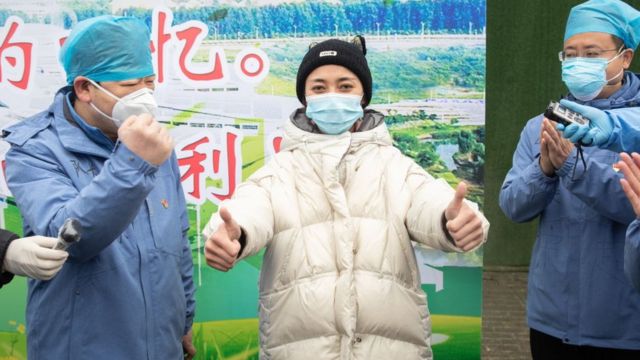 Una paciente curada de coronavirus es dada de alta en el hospital de Fangcang, en Wuhan