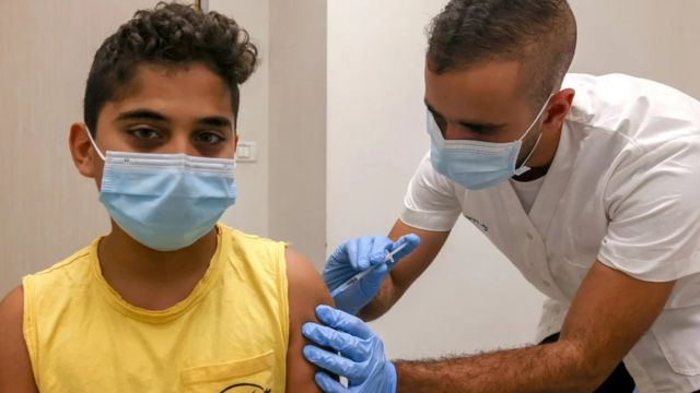 يرى بعض الخبراء أن تطعيم الأطفال والشباب هو الحل للسيطرة على الوباء