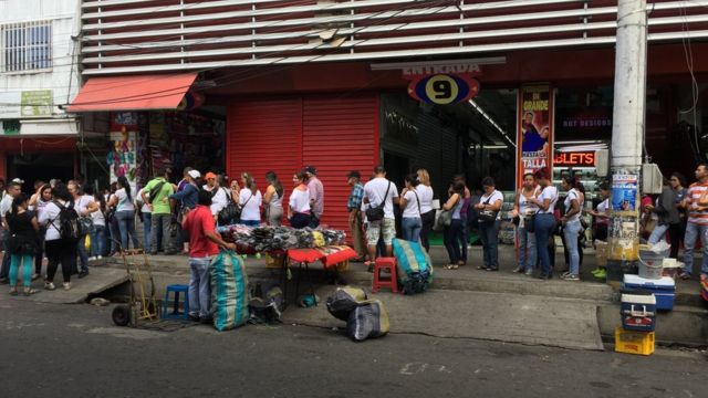 Cola de venezolanos frente a una casa de cambios.