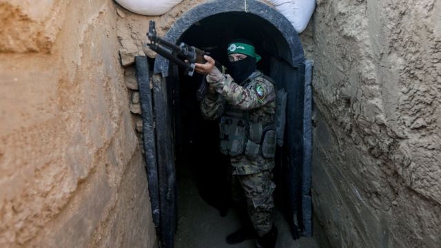 2023年7月19日，哈马斯军事组织“卡萨姆旅”的一名战斗人员站在加沙中部马加齐营地的隧道前。