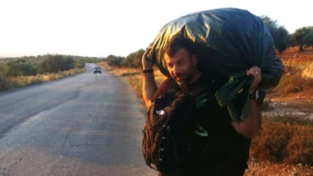 رامي أدهم يحمل ألعابا في الطريق إلى سوريا