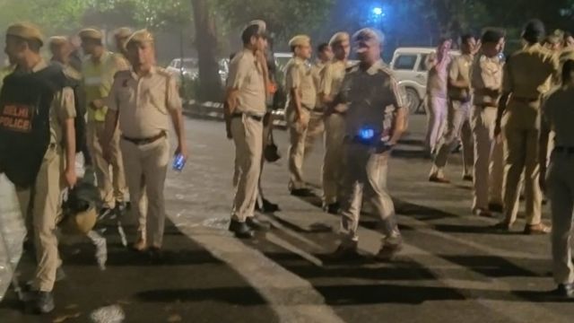 जंतर मंतर पर तैनात पुलिसकर्मी