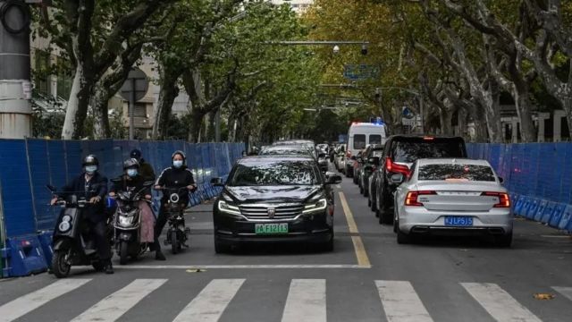 Barricadas foram erguidas ao longo dos principais locais de protesto na rua Urumqi, em Xangai, quando protestos em larga escala eclodiram contra os regulamentos de quarentena de alta intensidade.