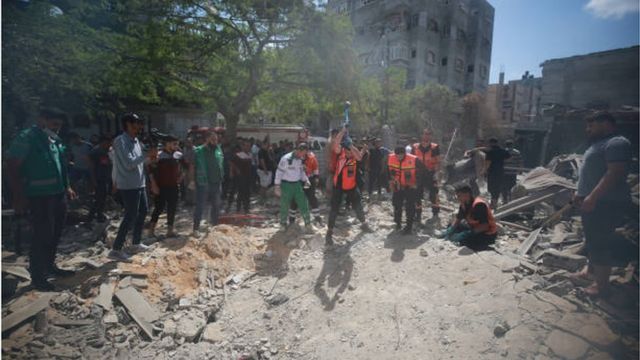عمال الانقاذ يبحثون عن ناجين بيت حطام مبنى دمرته الغارات الإسرائيلية اليوم على منطقة في مخيم جباليا في غزة