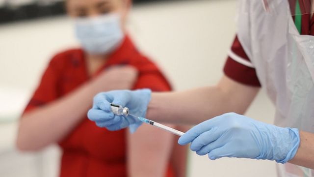 Коронавирус в мире: показательная прививка в Белом доме, ковид сильнее бьет  по людям с синдромом Дауна - BBC News Русская служба