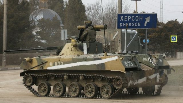 Военная бронетехника российской армии едет по улице в Армянске, Крым