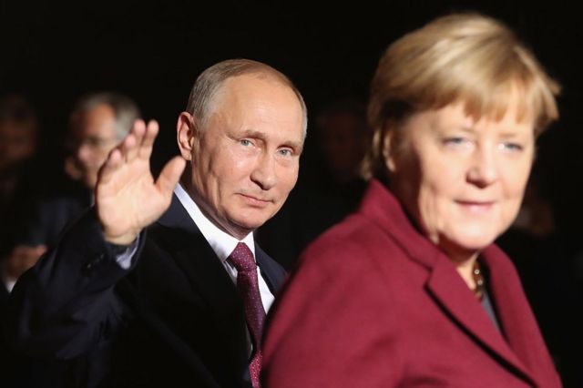 Vladimir Putin y Angela Merkel en 2016.