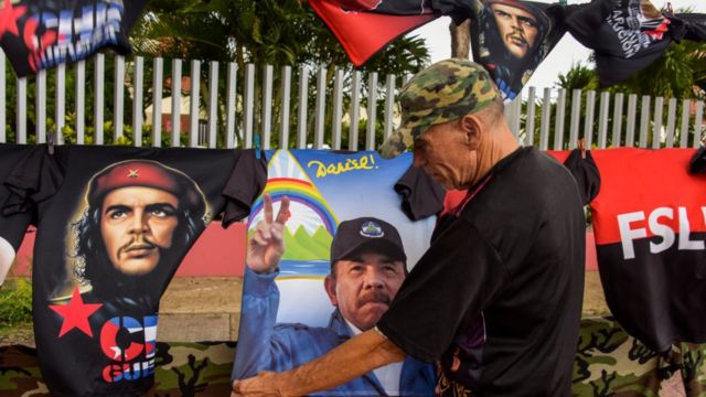 Vendedor de camisas con el rostro de Ortega y el Che Guevara.