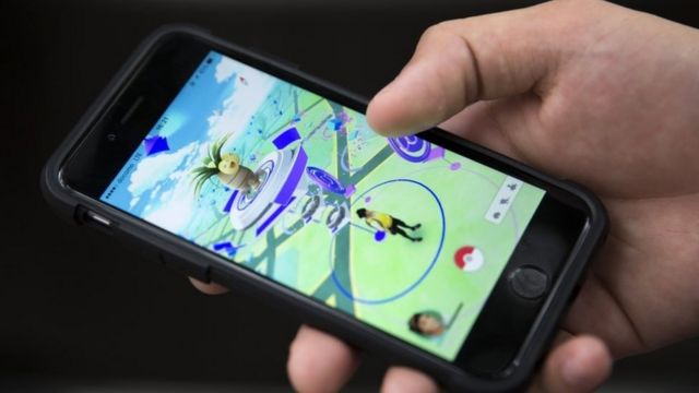 İstifadəçi telefonunda Pokemon Go oynayır. İyul 22, 2016 - Tokyo, Yaponiya.
