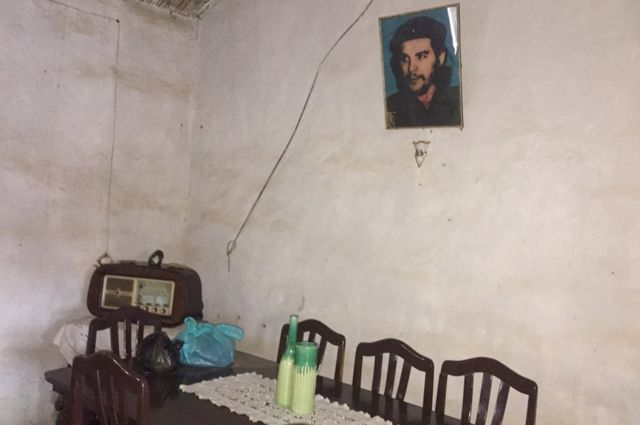 La vieja radio Telefunken y un cuadro del Che en la casa de Lijia Morón.