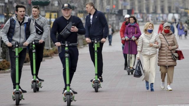 Електросамокати на вулицях. Небезпеки і переваги їзди без правил - BBC ...