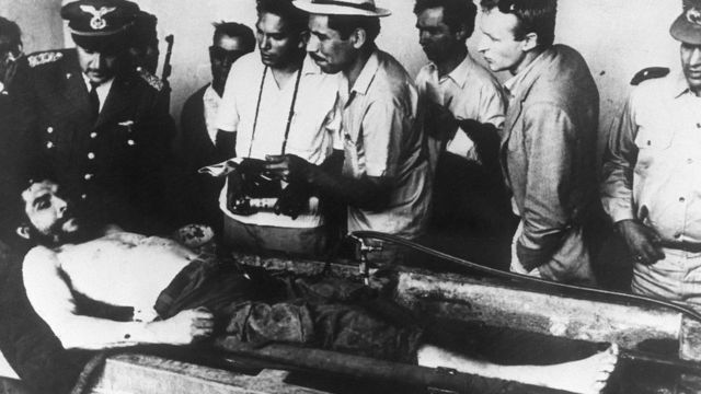 Imagen del cuerpo del Che en Bolivia.