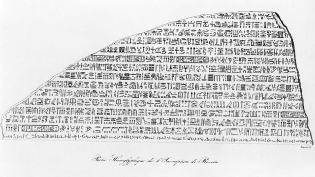 نقوش للكتابة المصرية القديمة على الجزء العلوي لحجر رشيد