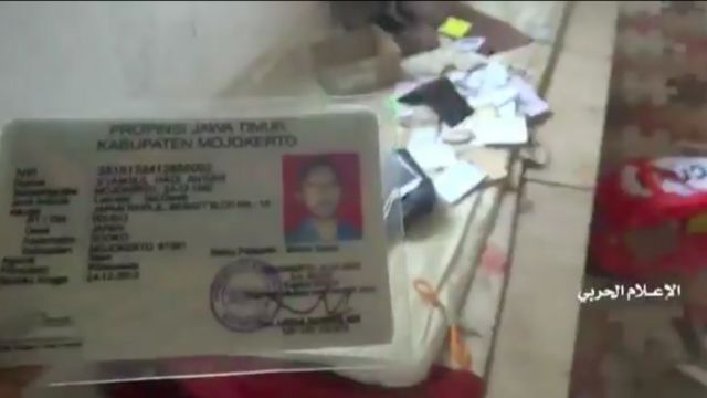 KTP Indonesia dan beberapa lembar uang Rupiah ditemukan oleh Kelompok Houthi saat melakukan pengerebakan sebuah markas ISIS di Al Bayda, Yaman.