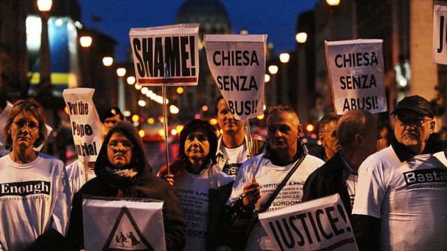 Protesto de familiares e vítmas de abuso sexual em Roma