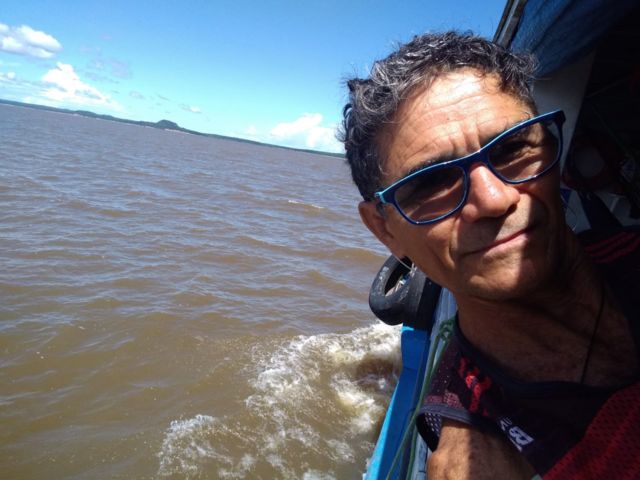 Homem em barco no rio Tapajós