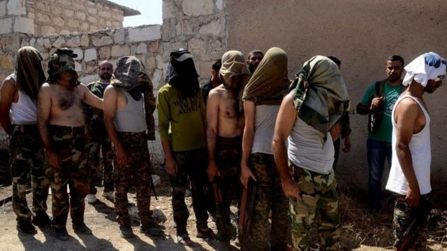降伏した反乱軍兵士とされる写真。シリア政府系メディアが報じた(2日)