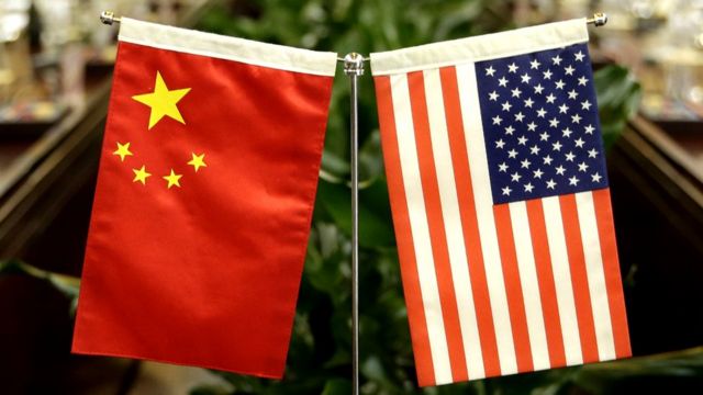Banderas china y estadounidense.