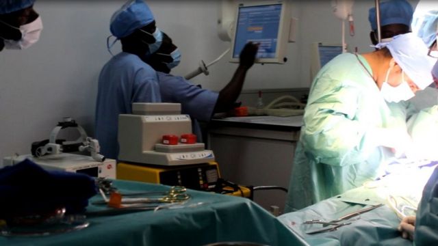 Les opérations du cœur ne sont pas possibles au Mali, à cause du sous-équipement des établissements de santé et de la faiblesse des compétences médicales.