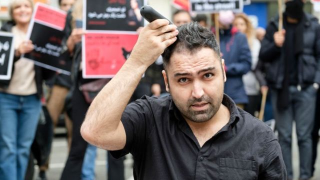 Celebridades francesas cortam cabelo em protesto por iraniana morta