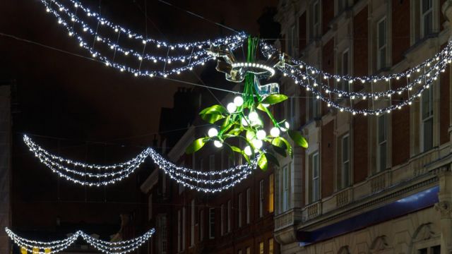 Ветка омелы, праздничное освещение в лондонском районе Ковент-гарден